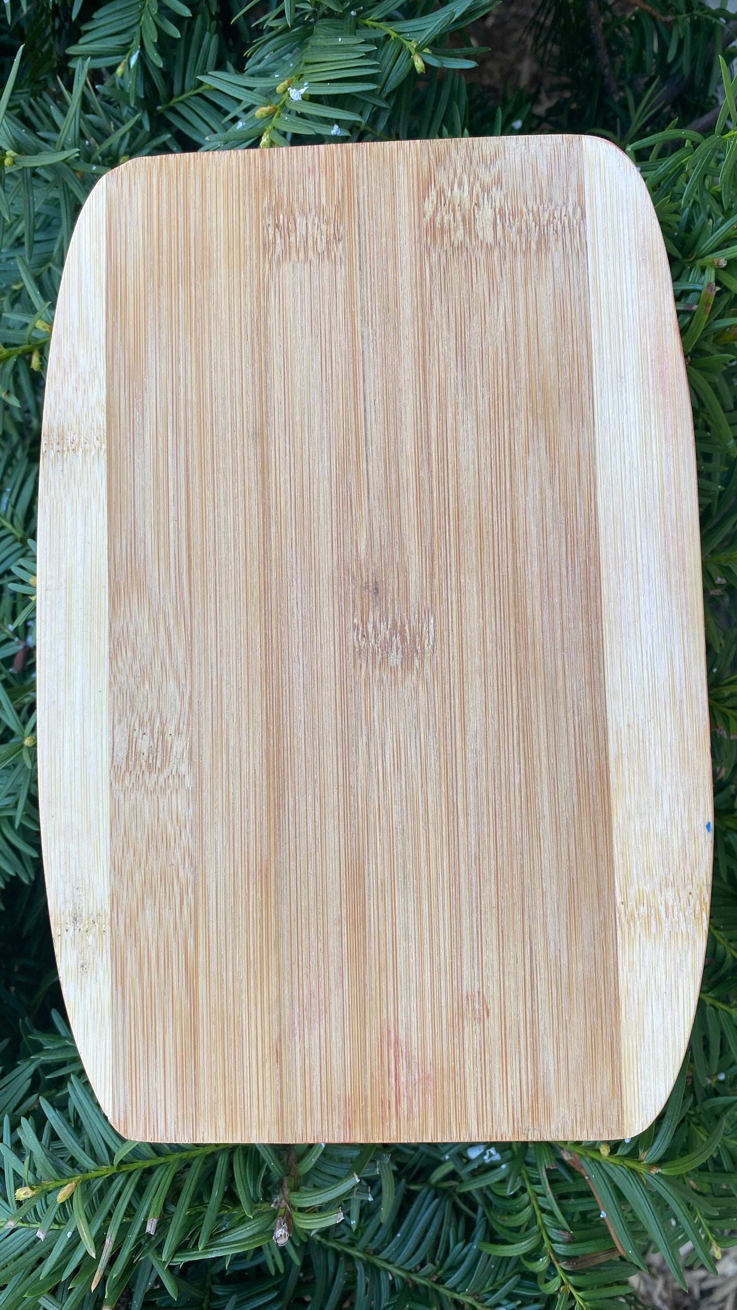 Pre-treated bamboo mini serving tray is small enough for two kids hands or one adult hand for coffee! The Canadian maple leaf has been hand carved and filled with red epoxy. Each pieces is treated with Walrus Oil Food-safe Cutting board oil.